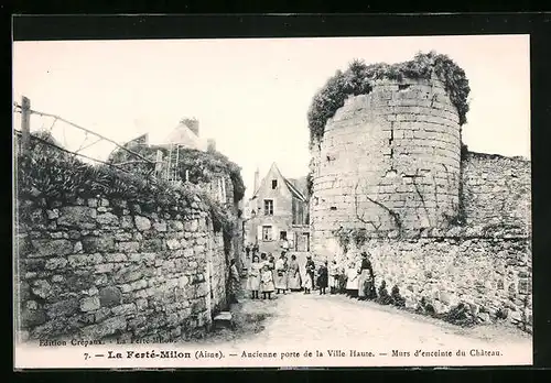 AK La Ferté-Milon, Ancienne porte de la Ville Haute, Murs d`enceinte du Château