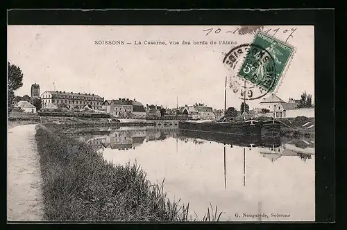 AK Soissons, la Caserne, vue des bords de l'Aisne