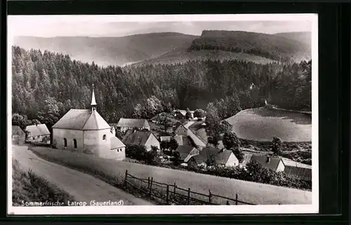 AK Latrop / Sauerland, Teilansicht mit Kirche