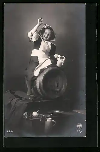 AK Münchner Kindl mit Bierkrug sitzt auf Fass