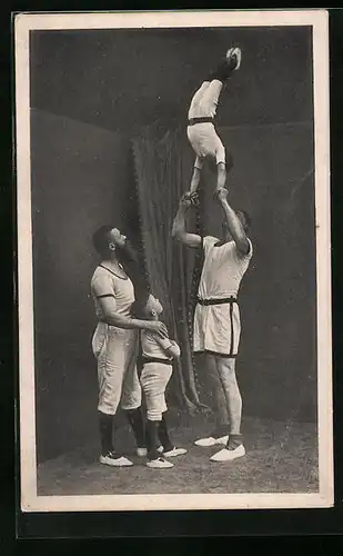 AK Akrobaten bei einer Zirkusnummer