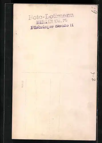 Foto-AK Zwei junge Damen vor einem Geschäft