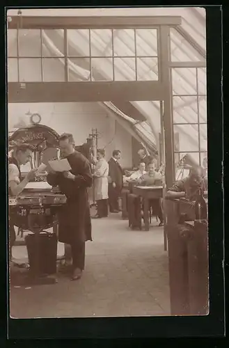 AK Fabrikarbeiter arbeiten in einer grossen Halle an Arbeitstischen