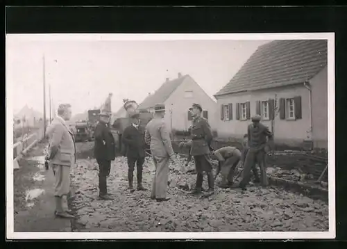 Foto-AK Soldat spricht mit Strassenbauern