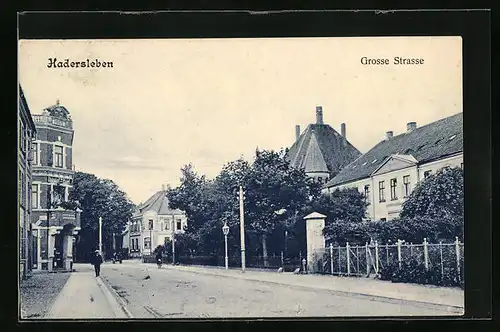 AK Hadersleben, Grosse Strasse mit Passanten