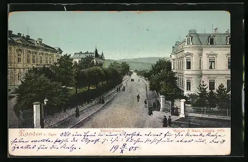 AK Kaaden a. Eger, Bahnhofstrasse mit Passanten
