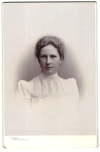 Fotografie J. Maass, Lübeck, Breitestr. 37, Junge Dame mit zurückgebundenem Haar
