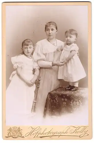 Fotografie J. F. Kolby, Zwickau i /S., Äuss. Plauensche-Str., Junge Dame mit einem Kleinkind und Mädchen