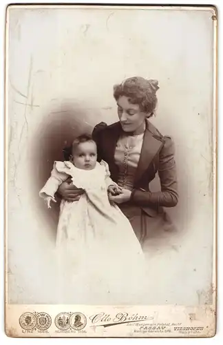 Fotografie Otto Böhm, Passau, Heilige Geiststr. 379, Elegante Dame mit einem Kleinkind