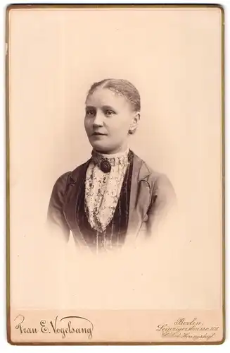 Fotografie E. Vogelsang, Berlin, Leipzigerstr. 106, Junge Dame mit Kragenbrosche