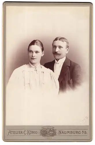 Fotografie C. König, Naumburg a. S., Post- u. Fischstr.-Ecke 19, Junges Paar in modischer Kleidung