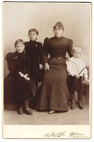 Fotografie R. Przibill, Hamburg-Altona, Reichenstr. 18, Junge Dame im Kleid mit zwei Mädchen und einem Jungen