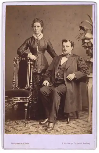 Fotografie G. Schubert, Freiberg, Junges Paar in zeitgenössischer Kleidung