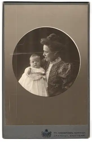 Fotografie Th. Andersen, Stuttgart, Bürgerliche Dame mit einem Kleinkind