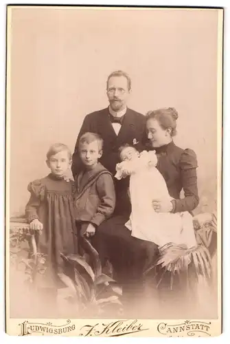 Fotografie J. Kleiber, Cannstatt, Karlsstr. 8, Bürgerliches Paar mit Baby und Kinderpaar