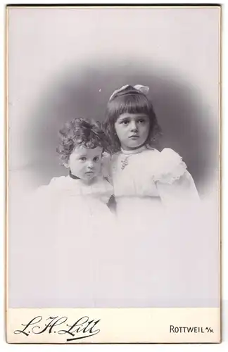 Fotografie L. H. Lill, Rottweil a. N., Kleines Mädchen im weissen Kleid mit Geschwisterchen