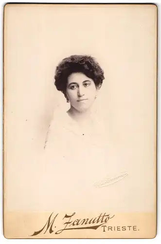 Fotografie M. Zanutto, Trieste, Junge Dame mit moderner Frisur