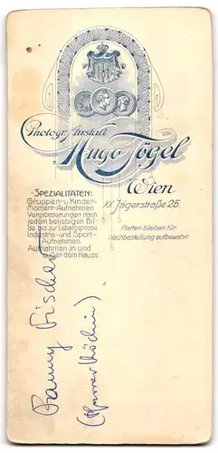Fotografie Hugo Tögel, Wien, Jägerstr. 25, Junge Dame im hübschen Kleid mit Buch
