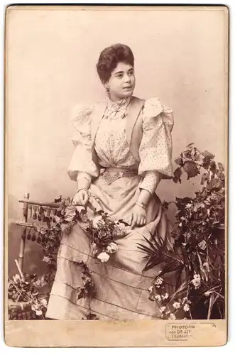 Fotografie Dr. Székely, Wien, Elisabethstr. 2, Junge Dame in modischer Bluse und Rock