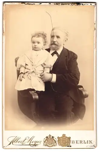 Fotografie Albert Meyer, Berlin-C., Alexander-Str. 45, Älterer Herr im Anzug mit kleinem Kind
