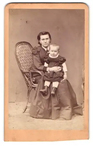 Fotografie Langer & Lommerrenig, Prag, Obstgasse, Junge Dame im verzierten Schleifenkleid mit ihrem Kind auf dem Schoss