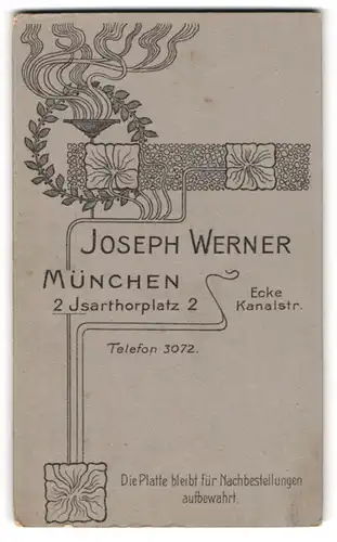 Fotografie Joseph Werner, München, Isarthorplatz 2, Rauchender Krug mit Lorbeerkranz im Jugendstil