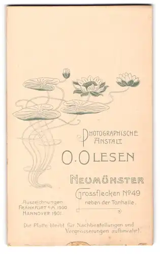 Fotografie O. Olesen, Neumünster, Grossflecken 49, In die Höhe wachsende Wasserlilien m. aufgehenden Blüten im Jugendstil