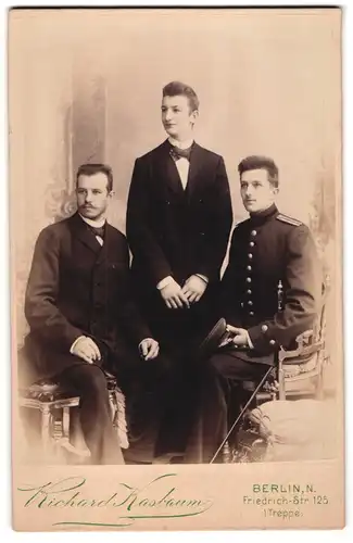 Fotografie Richard Kasbaum, Berlin, Friedrichstrasse 125, Junger Ufz. in Uniform mit zwei männlichen Verwandten