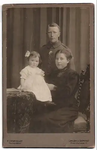 Fotografie E. Unterkeller, Langen b. Darmstadt, Friedrichstrasse 17, Soldat in Feldgrau mit Gattin u. gemeinsamer Tochter