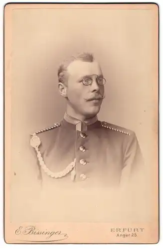 Fotografie E. Bissinger, Erfurt, Anger 25, Einjährig-Freiwilliger Ufz. in Uniform mit Schützenschnur und Zwicker