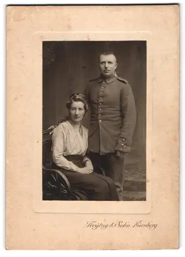 Fotografie Freytag & Sohn, Nürnberg, Ufz. in Feldgrau und seine Gattin im edlen Gewand