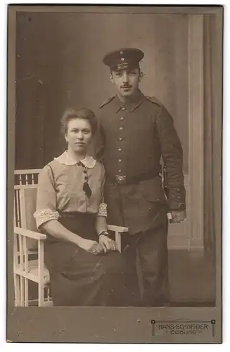 Fotografie Hans Schneider, Coburg, Soldat in Feldgrau mit Schirmmütze zusammen mit seiner Gattin im zivilen Gewand