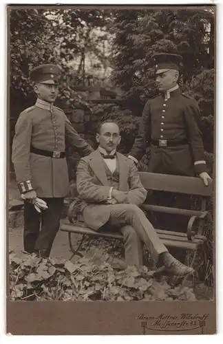 Fotografie Bruno Mattner, Wilsdruff, Meissenerstr. 43, Ufz. u. Gardist in Uniformen mit bürgerlichem Herren auf der Bank