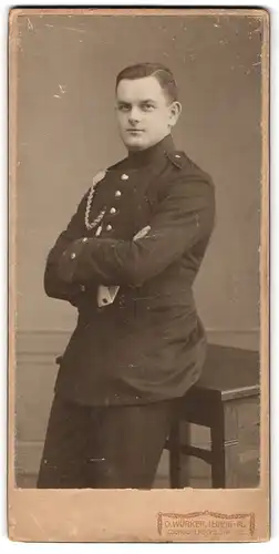 Fotografie W. Würker, Leipzig-Pl., Zschocherschestr. 25, Junger Soldat des Art.-Rgts. in Uniform mit Schützenschnur