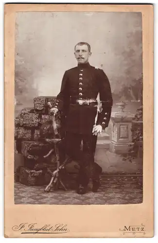 Fotografie J. Jungblut Sohn, Metz, Gartenstr. 10, Soldat des 130. Rgts. in Uniform mit Portepee am Bajonett