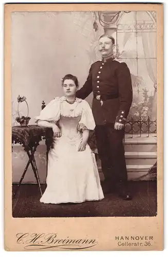 Fotografie C. H. Breimann, Hannover, Cellerstrasse 36, Gestandener Ufz. in Uniform mit Gattin im hochwertigen Kleid