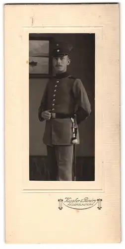 Fotografie Kappler & Renéry, Kaiserslautern, Schmächtiger Soldat in Uniform mit Portepee am Bajonett