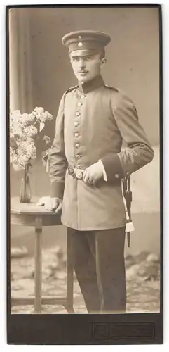 Fotografie Schmorrde, Herrnhut, Heranwachsender Soldat in Uniform mit Schirmmütze und kurzem Bajonett