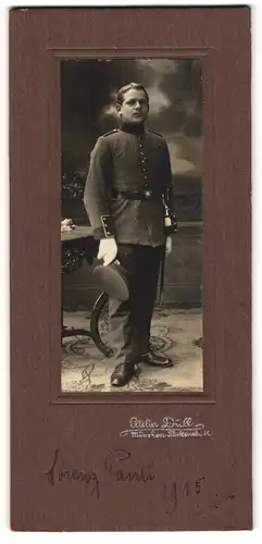 Fotografie Atelier Düll, München, Türkenstr. 11, Junger Soldat in Uniform mit Schirmmütze und Bajonett