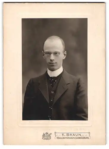 Fotografie K. Braun, Ludwigsburg, Junger Herr im Anzug mit Brille