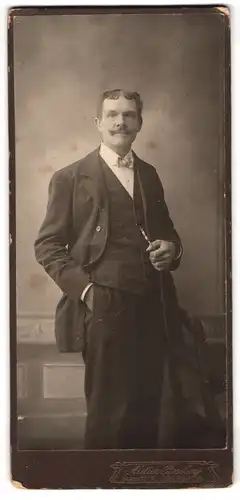 Fotografie Atelier Rossberg, Sebnitz i /S., Elegant gekleideter Herr mit Schnauzbart