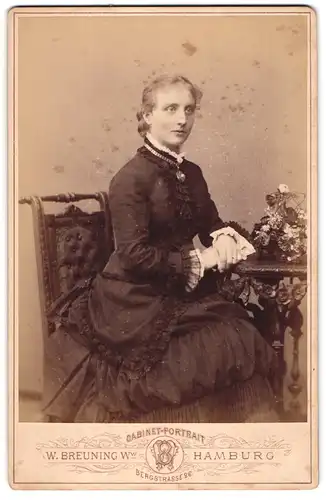 Fotografie W. Breuning Witwe, Hamburg, Bergstr. 26, Bürgerliche Dame mit Amulett