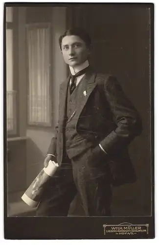 Fotografie Wilhelm Müller, Hof a. S., Junger Herr im Anzug mit Zeitung