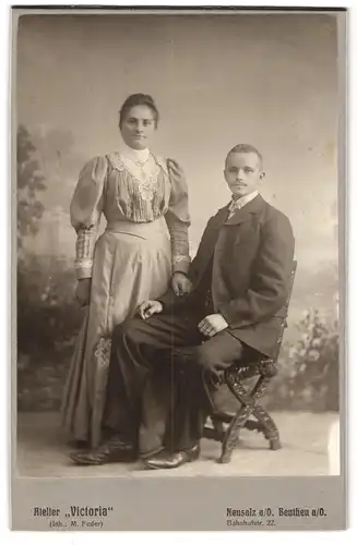 Fotografie M. Feder, Neusalz a. O., Bahnhofstr. 22, Junges Paar in modischer Kleidung