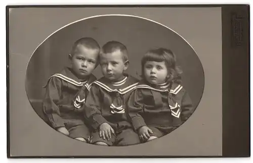 Fotografie Sev. Schoy, Colmar i /Els., Drei kleine Jungen in Matrosenanzügen