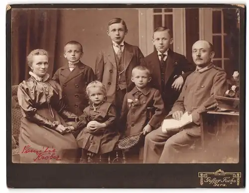 Fotografie Gustav Fuchs, Gera, Soldat in Uniform mit Frau und fünf Kindern