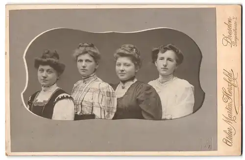 Fotografie Atelier Herzfeld, Dresden-A., Altmarkt, Vier junge Damen in hübscher Kleidung