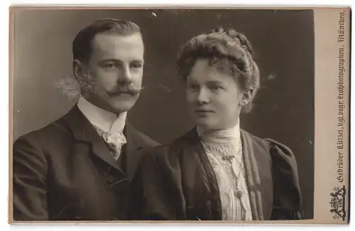 Fotografie Gebrüder Lützel, München, Junges Paar in zeitgenössischer Kleidung