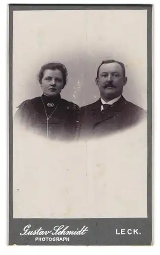 Fotografie Gustav Schmidt, Leck, Ehepaar in festlicher Kleidung