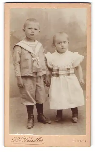 Fotografie L. Kreidler, Horb a. N., Knabe im Matrosenanzug und kleineres Kind im Kleidchen